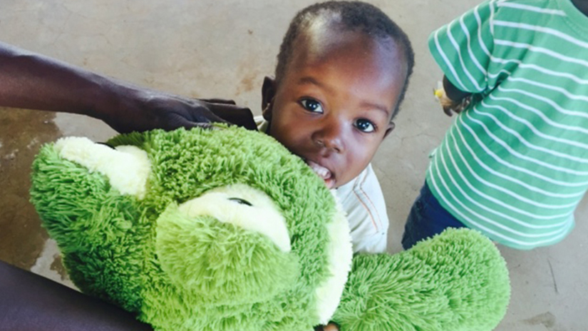 Ver cómo los Leones y Global HOPE apoyan a los niños a luchar contra el cáncer infantil.